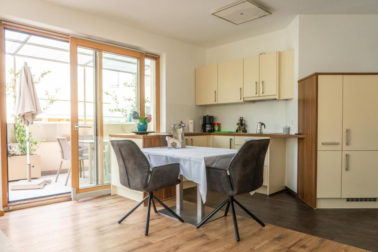 Ferienwohnung Mit Garage, Fahrradraum Und Sehr Grosser Sonnenverwoehnten Terrasse Lagundo Bagian luar foto