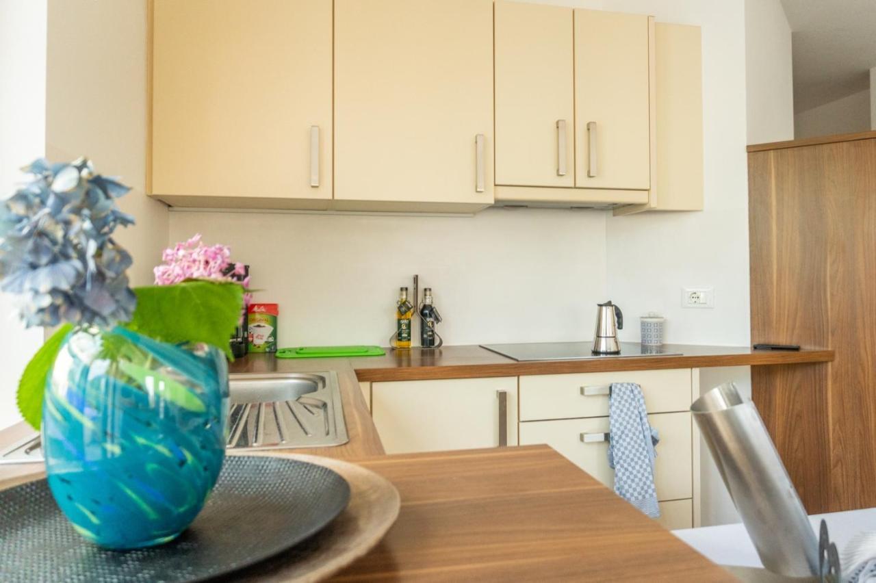 Ferienwohnung Mit Garage, Fahrradraum Und Sehr Grosser Sonnenverwoehnten Terrasse Lagundo Bagian luar foto